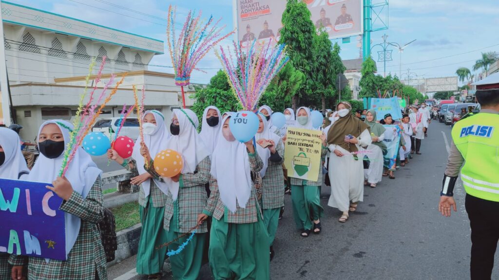 Rayakan Tahun Baru Islam Santri Islamic Center Penuhi Jalan Merdeka