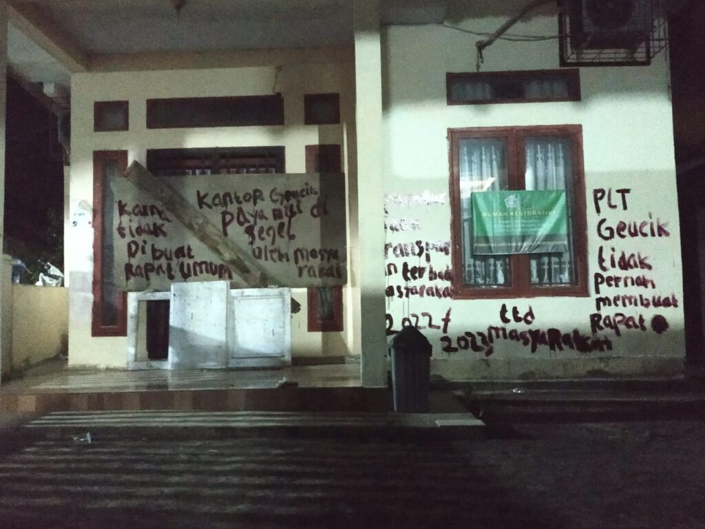 Kantor Keuchik Disegel, Masyarakat Paya Bili Minta Plt. Keuchik Adakan Rapat