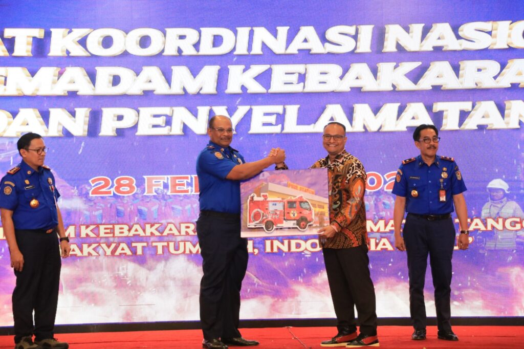 Pj Walikota Lhokseumawe Raih Hibah Sapras Kebakaran dari Kemendagri