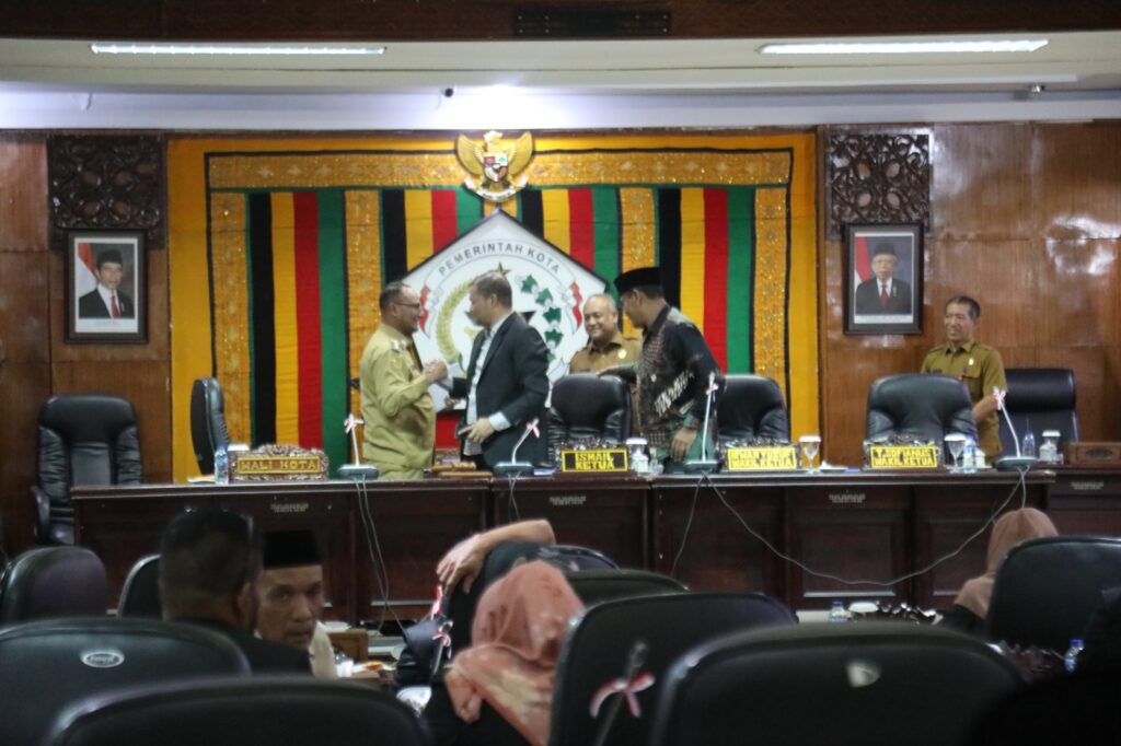 Pj Walikota Hadiri Rapat Paripurna Penetapan Raqan Kota Lhokseumawe