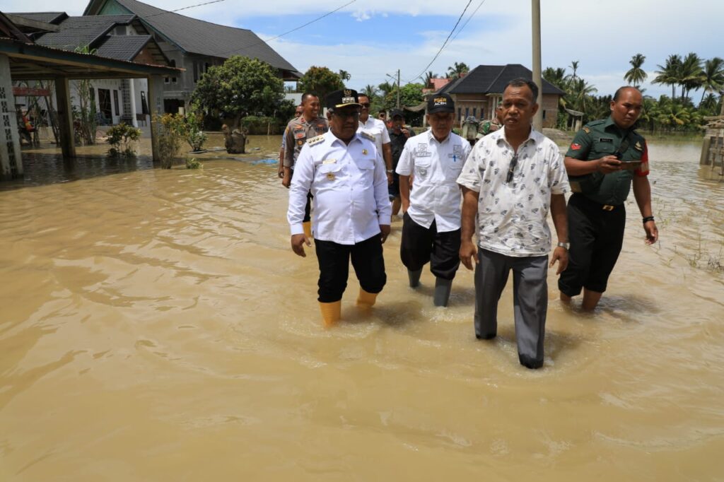 Mahyuzar Pantau Kondisi Korban Banjir dan Berikan Bantuan Masa Panik