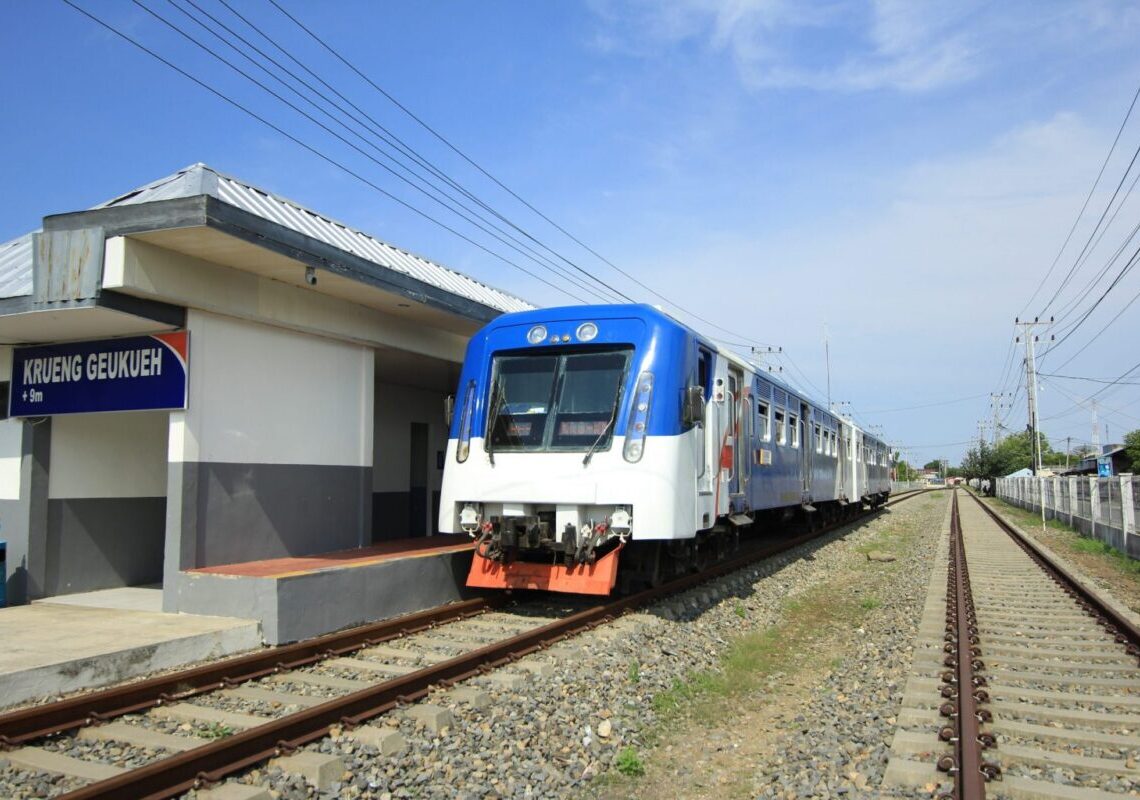 KA Perintis Cut Meutia di emplasemen Stasiun Krueng Geukueh.