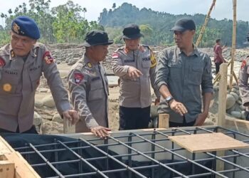 Wakil Bupati Aceh Utara dan Irjen Pol Almas Widodo Pantau Langsung Titik Jembatan Darurat di Kecamatan Sawang