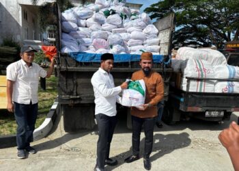 Azhari Cage Salurkan 1.000 Paket Sembako di Aceh Timur