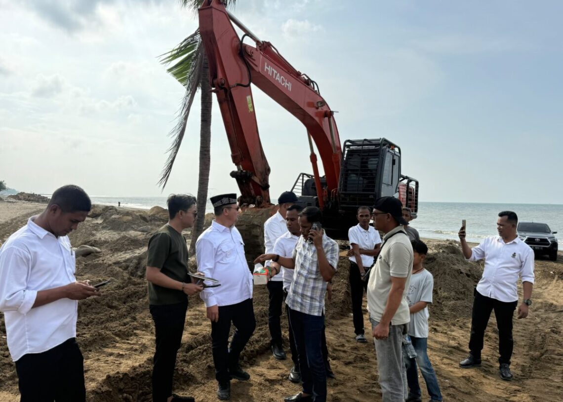 Bergerak Cepat, Bupati Ayahwa Tinjau Korban Abrasi Seunuddon dan Bantu Warga Kurang Mampu