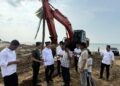 Bergerak Cepat, Bupati Ayahwa Tinjau Korban Abrasi Seunuddon dan Bantu Warga Kurang Mampu