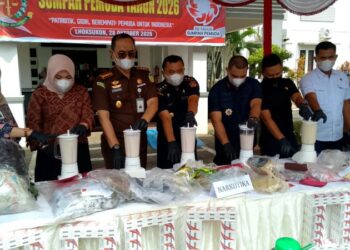 Eksekusi Putusan Pengadilan, Kejari Aceh Utara Musnahkan Ribuan Batang Rokok Ilegal dan Narkotika
